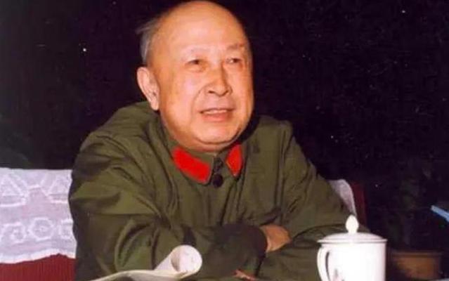 1964年，钱学森回家吃饭，夹起一块红烧肉，突然惊呼：“别吃，拿去化验！”，谁知