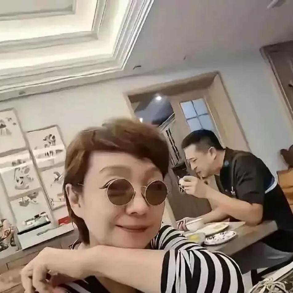 谁也想不到，荧幕上沉稳内敛的张嘉译，私下过日子居然这么接地气。妻子王海燕难