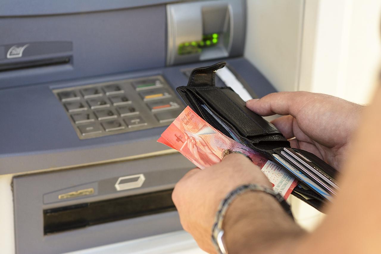 爱把钱存银行的，这次真的要乐开花了！因为从4月1日起，不管你是存还是取，都不会