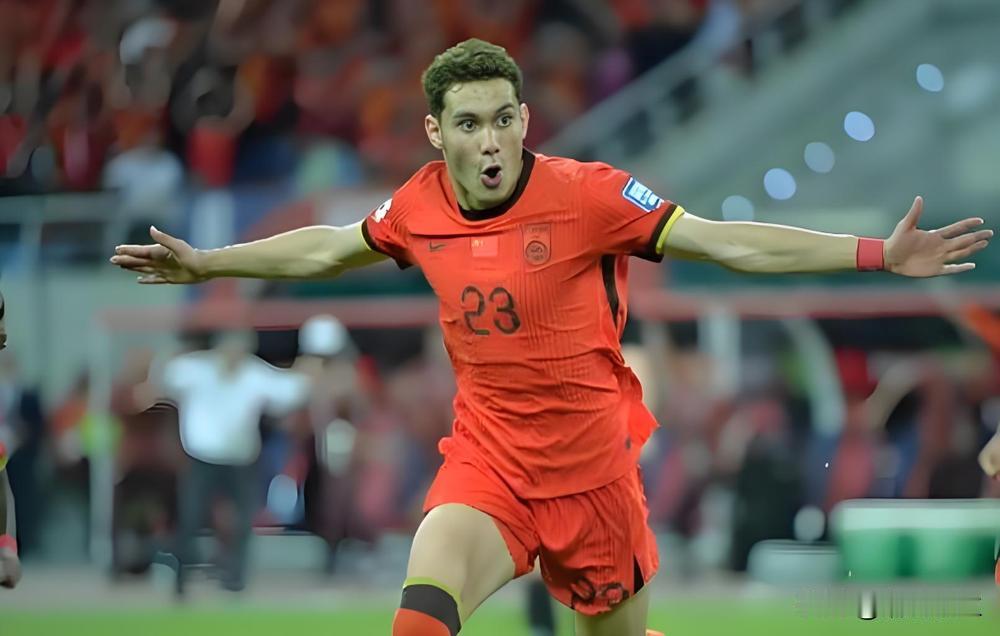 3比0赢越南，拜合拉木把人看哭了。不是进球，是第98分钟那脚助攻。他带球到底