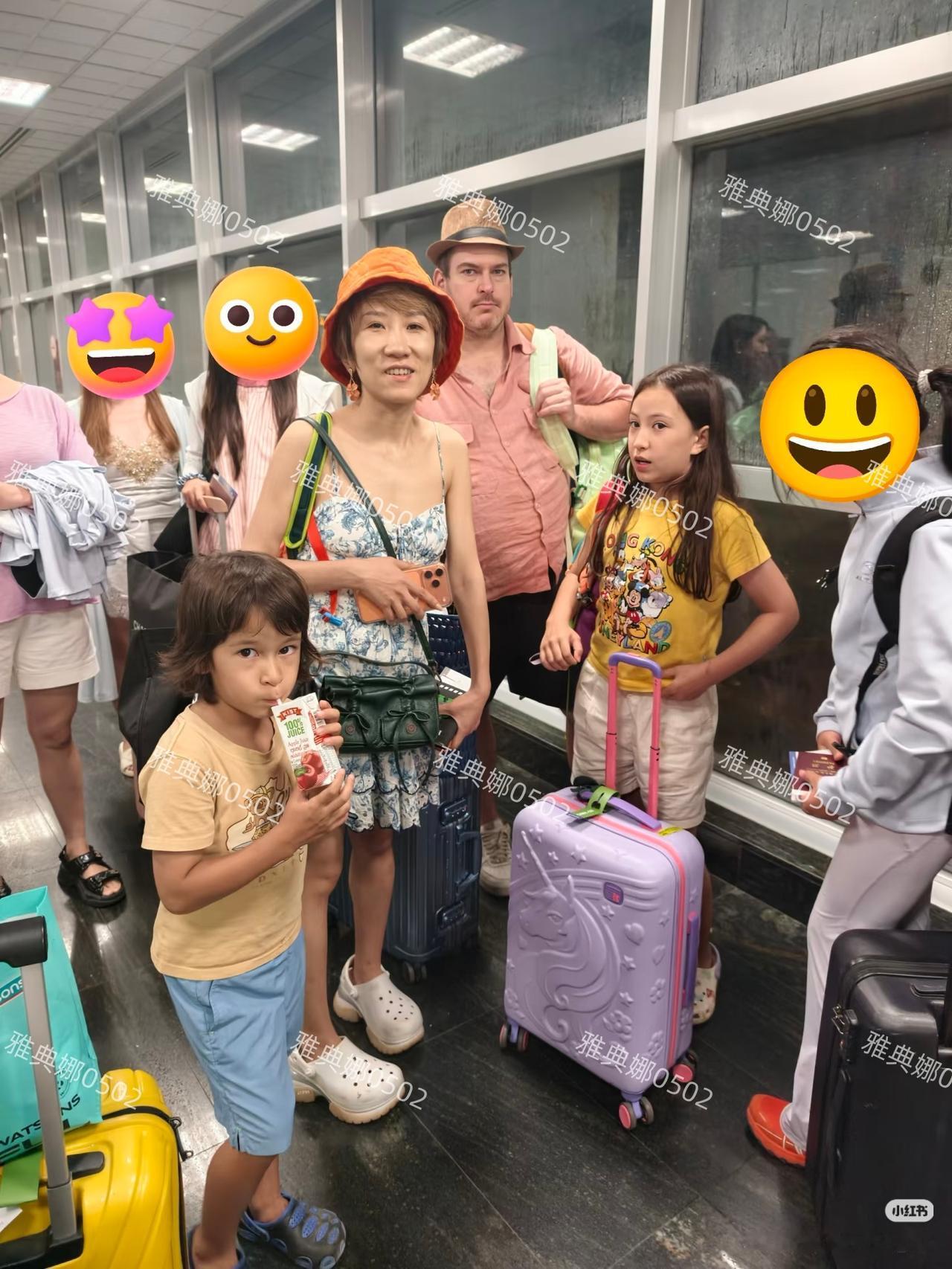 网红张踩铃谎报身高了，自称1米53的她本人连1米5都没有，穿着跟高至少5厘米厚底