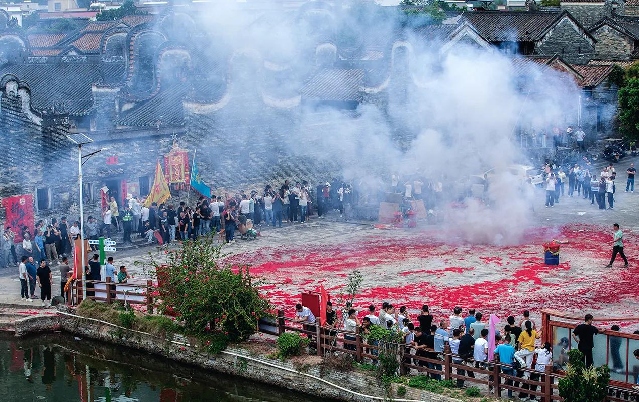 昨天是农历二月初二，龙抬头。广东省云浮市腰古镇水东村举行了花炮节——村中在过去一
