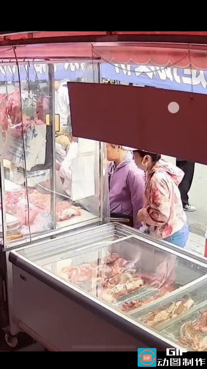 辽宁丹东一家牛肉店里，当时顾客不少，老板忙得团团转。一位大妈趁机悄悄打开冰柜，拿
