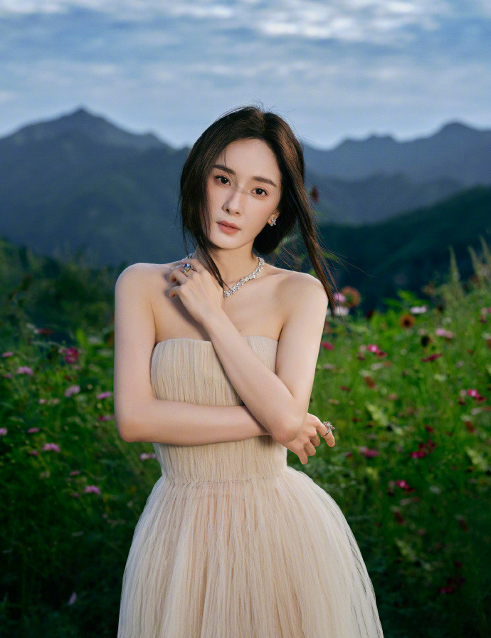 杨幂白纱裙加青山杨幂白纱裙加青山真的有一种大气的美丽啊，看到这一次的山野生日写
