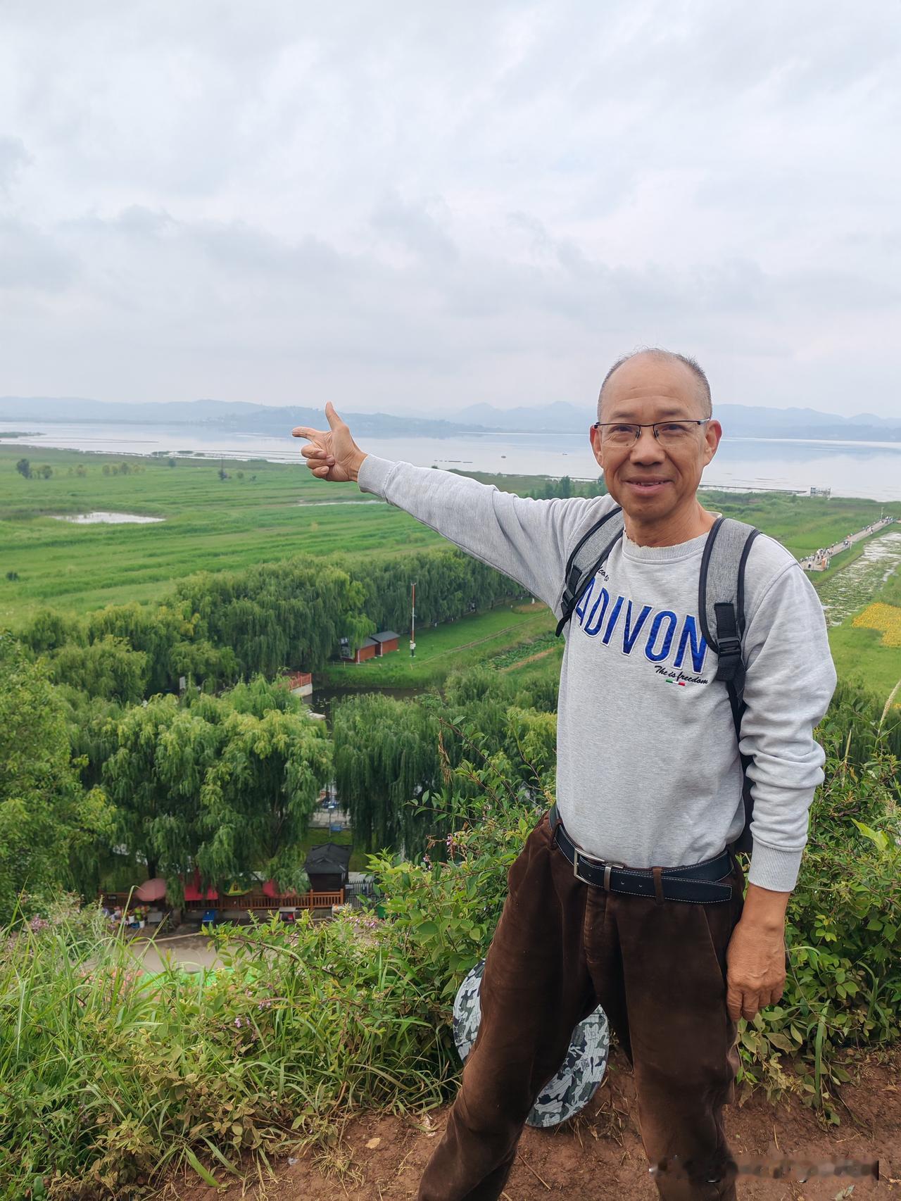 打卡威宁草海国家级自然保护区自驾房车来到威宁避暑，车停在锁黄仓国家湿地公