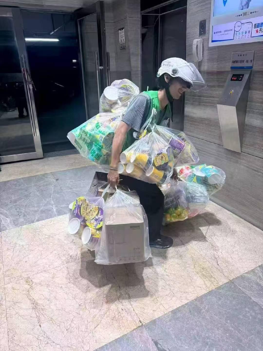 外卖小哥累并快乐着[捂脸哭]​​​