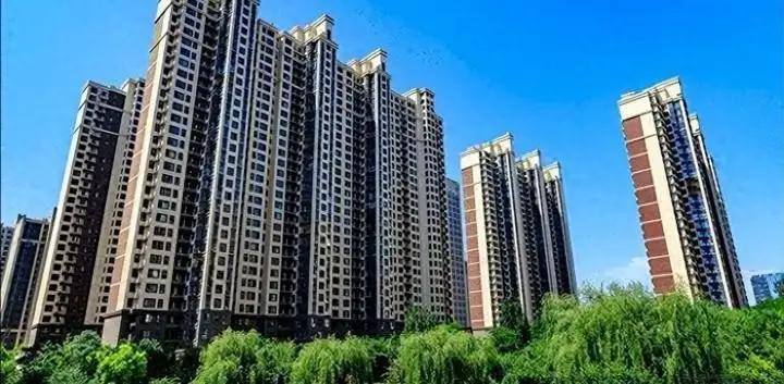 我卖了三套房，才看懂2030年前楼市的残酷真相！上个月，我一个朋友把老家县城