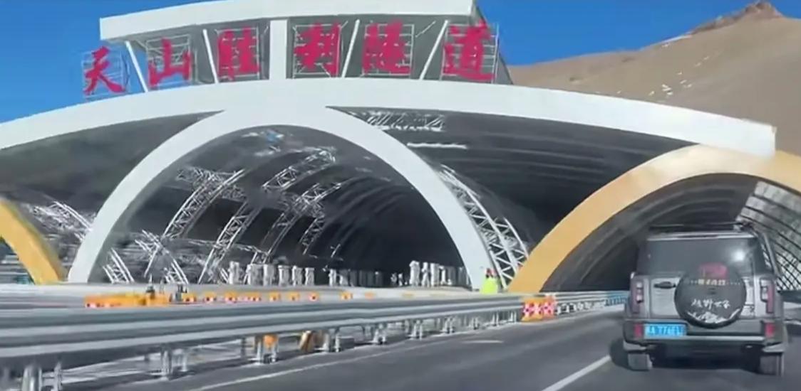 天山胜利隧道以“三洞+四竖井”的全球首创方案，在-40℃高寒、1100米深埋、1