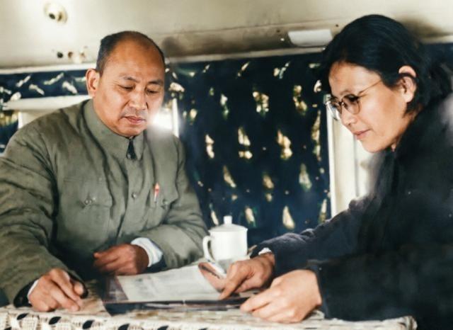 1970年5月，开国上将、时任副总参谋长李天佑偕夫人乘专机南下广州视察部队途