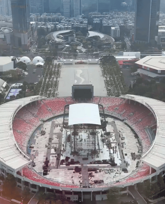 以为是蚂蚁在给薛之谦搭舞台第一眼，薛之谦演唱会舞台搭建没有工作人员吗？第二眼，看