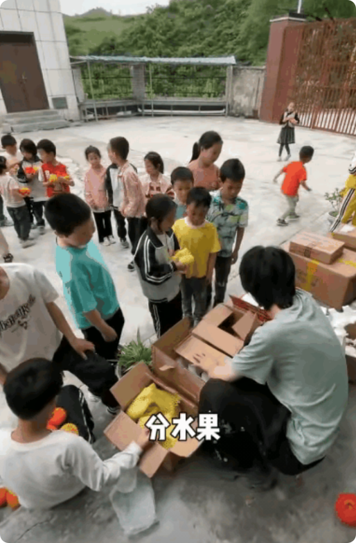 泪目！湖北十堰，23岁男子，没有一分工资在小学支教3年，他经常会将捏着钱的手，伸