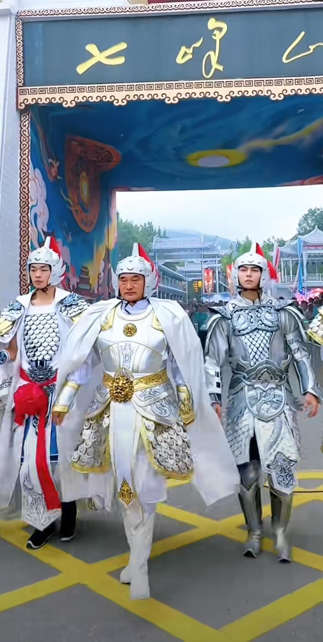 大衣哥最近戏路打开了，什么角色都敢演，也都能演，而且演的有模有样，成了“百变大衣
