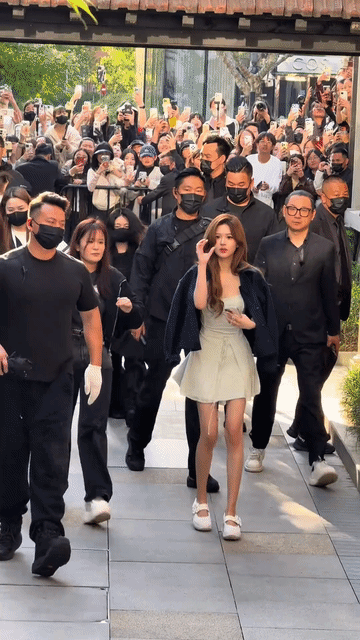 没有明星像赵露思这样吧，她真的使出洪荒之力给粉丝们饭撒啊！瞅瞅那小眼神，那么用力