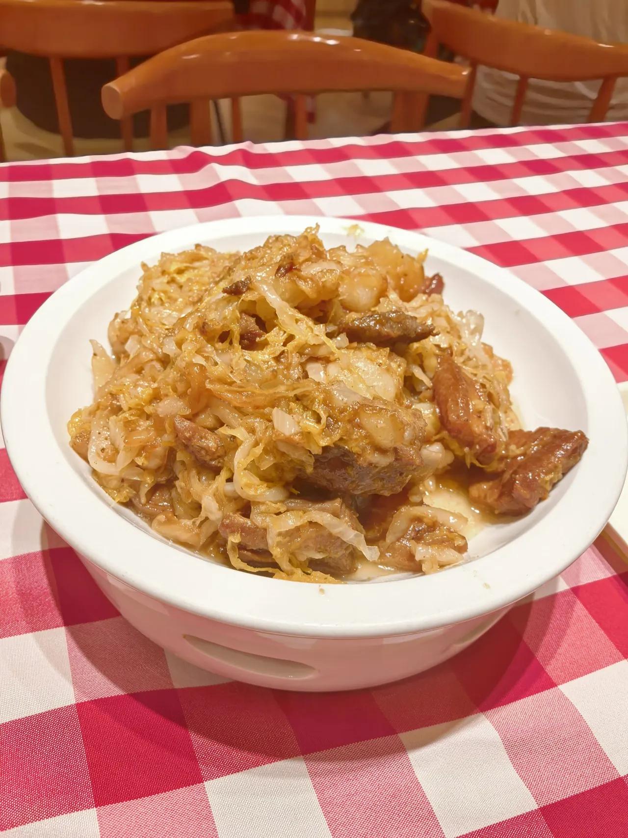 今天带孩子去万象汇玩了会儿，晚上带孩子去四楼的西贝吃了顿饭。之前送的五张券还没用
