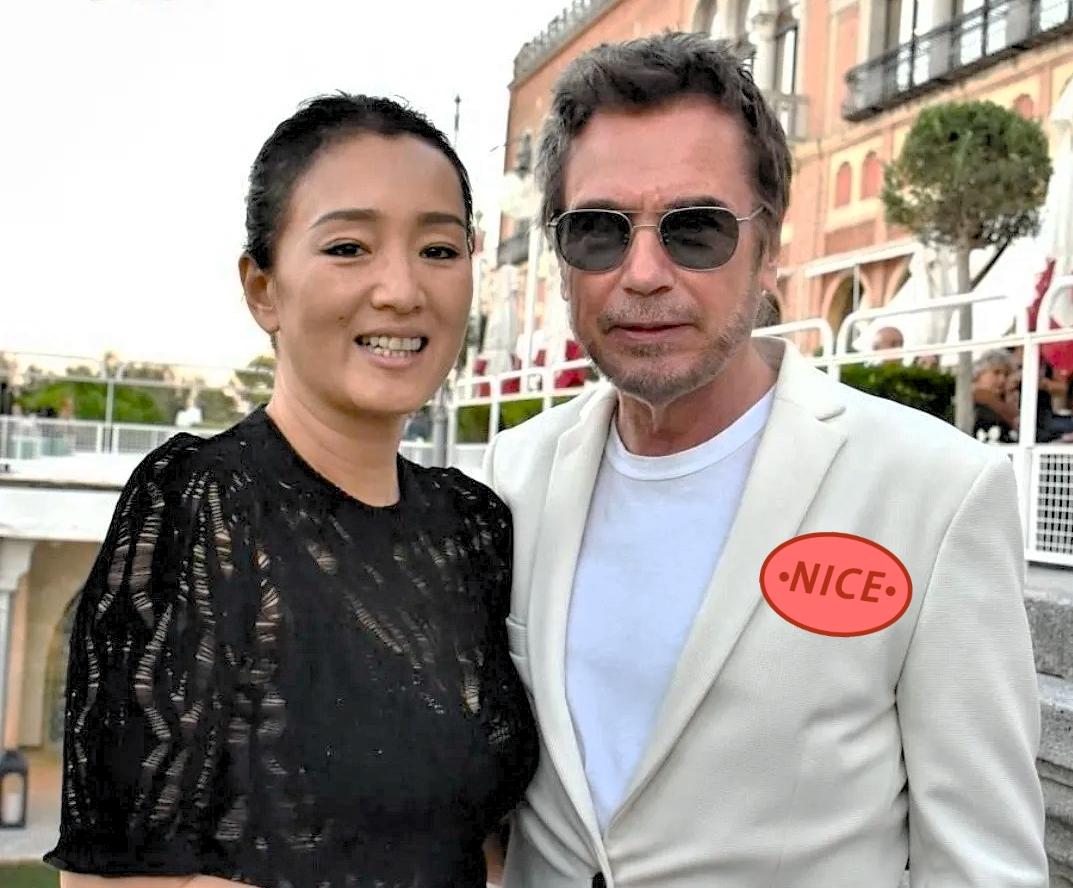 这下好了估计今晚张艺谋睡不着了这回马克龙带着队伍浩浩荡荡来了，最扎眼的不是