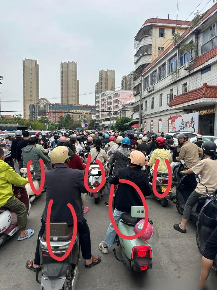 以前去接孩子，只要家里有车的，都会开轿车去接。可接孩子这件事，车里舒服和接得