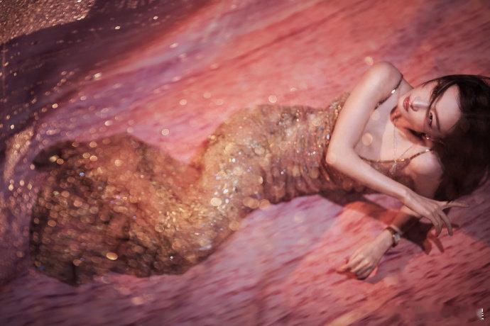 周冬雨短发好萌怎么能把甜和飒捏得这么好啊！露背设计衬得背部线条流畅又干净，亮片裙