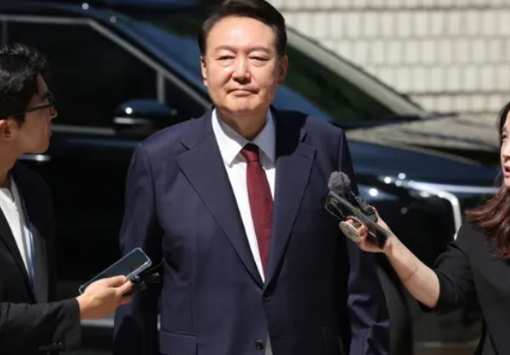 8月7日早上，十名检察官组团去拘留所"请"前检察总长尹锡悦，结果一群人拽胳膊抱