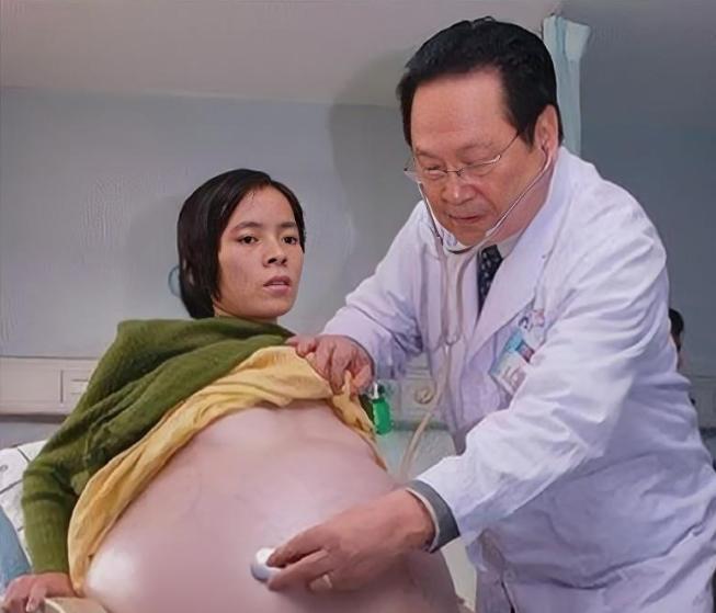 2009年，一女子怀胎12月，肚子巨大无比，在家人的陪伴下来到了广州的一家医院，