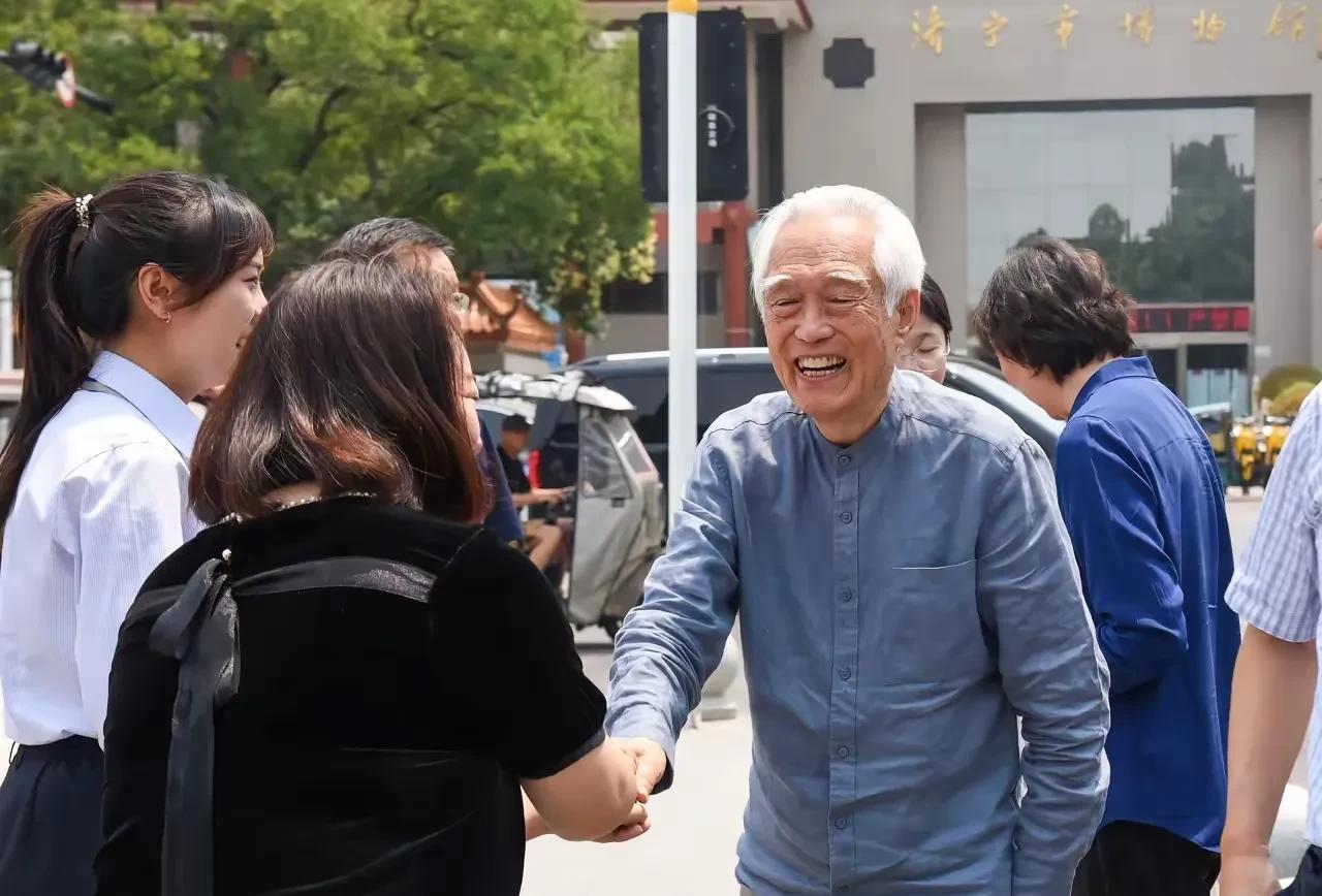 没想到阎崇年老爷子都91岁了6月8日阎崇年一行人参观了济宁河道总督署遗址，阎崇