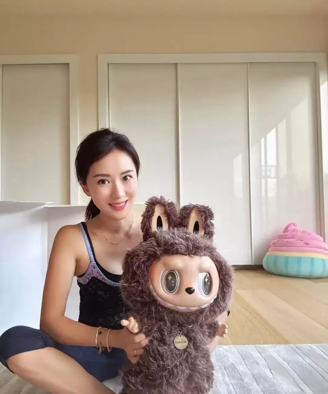 李念晒出她家的labubu，大的那只估计很贵。