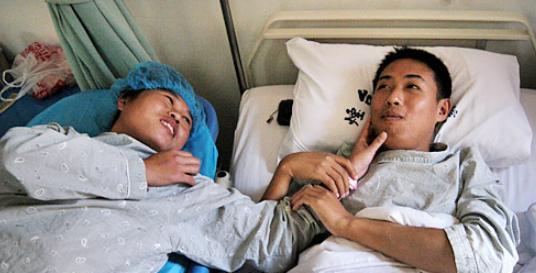 山东一男子尿毒症晚期，躺在医院等死。谁知，一女人竟找来，说：“我把我的肾给你！但