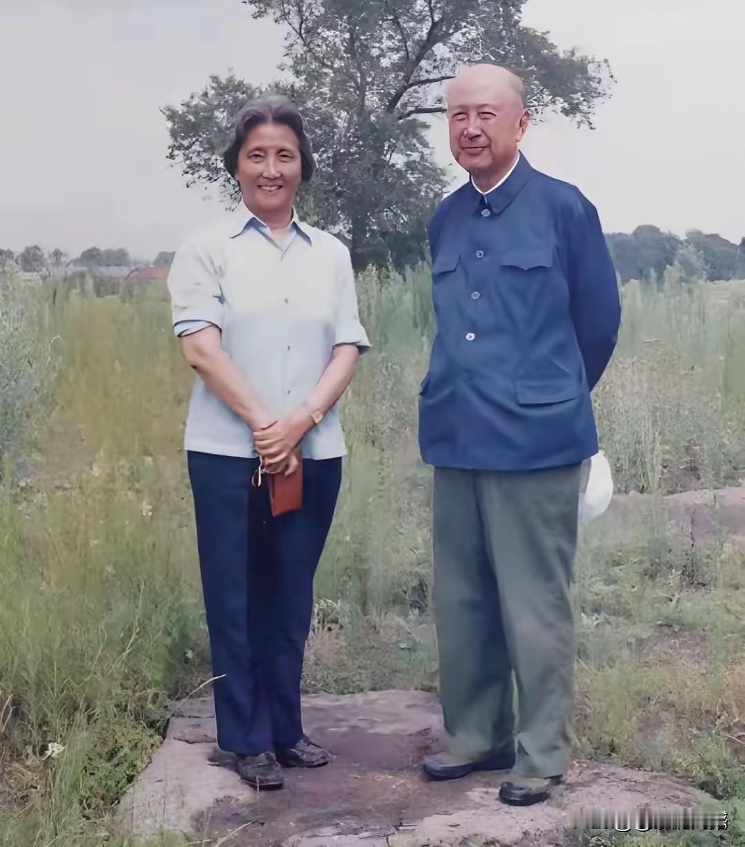 钱学森夫妇是我非常敬重的人，他们当年放弃国外优越的生活条件，克服千难万险回到祖国
