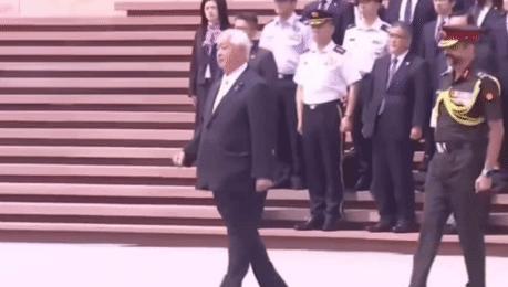 憋着别笑，日本防务大臣中古元到访印度新德里被忽悠瘸了！5月6日，日本防务大臣中