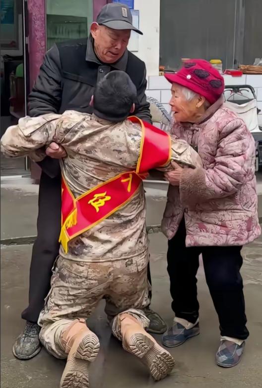 一个从小父母双亡、靠爷爷奶奶拉扯大的小伙张浩爽，在收到入伍通知书的那天，没有欢呼