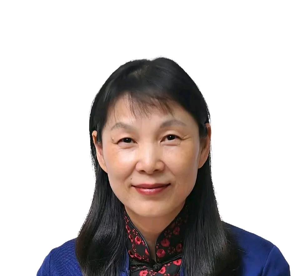杜建英，她这个面相一看就很精明，特别是眼神，虽然照片里是微笑，但只看眼睛的话会觉
