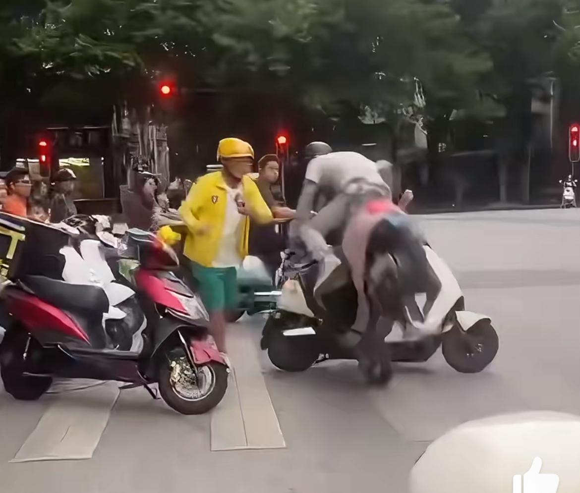 街头偶遇，外卖员开车怒撞中学生，现在的年轻人火气旺，一言不合就开怼。中学生和外卖
