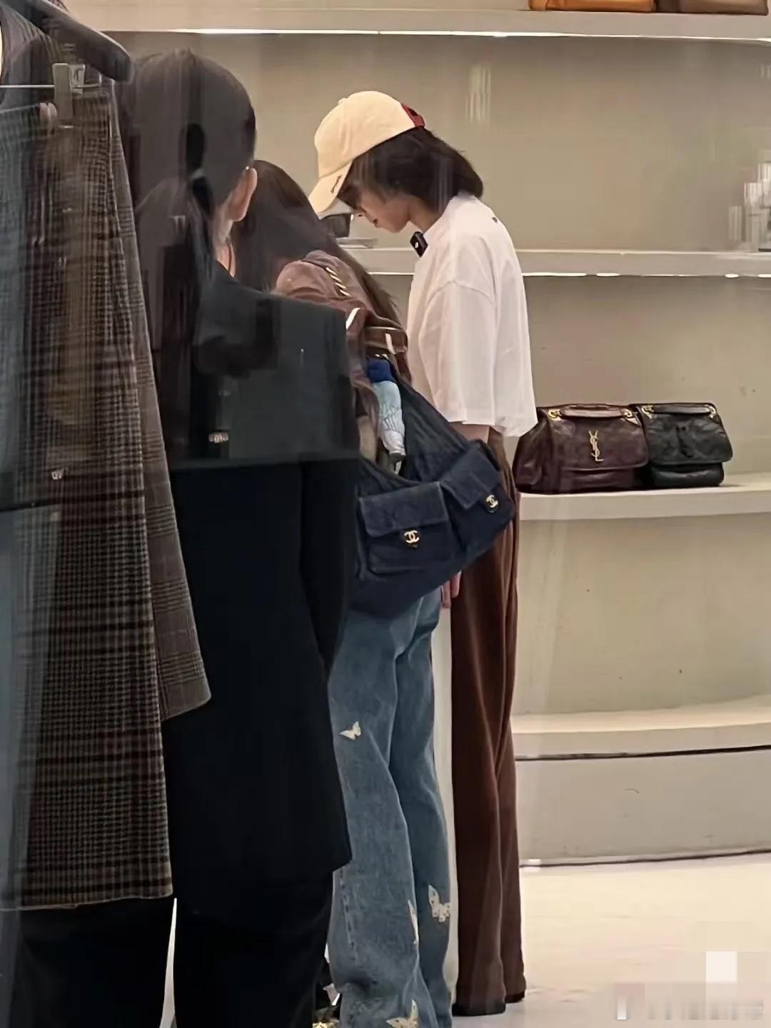 华晨宇现身海口，身材和气质以及微动作表情简直绝了，只见他从免税店出来时，竟然翘着