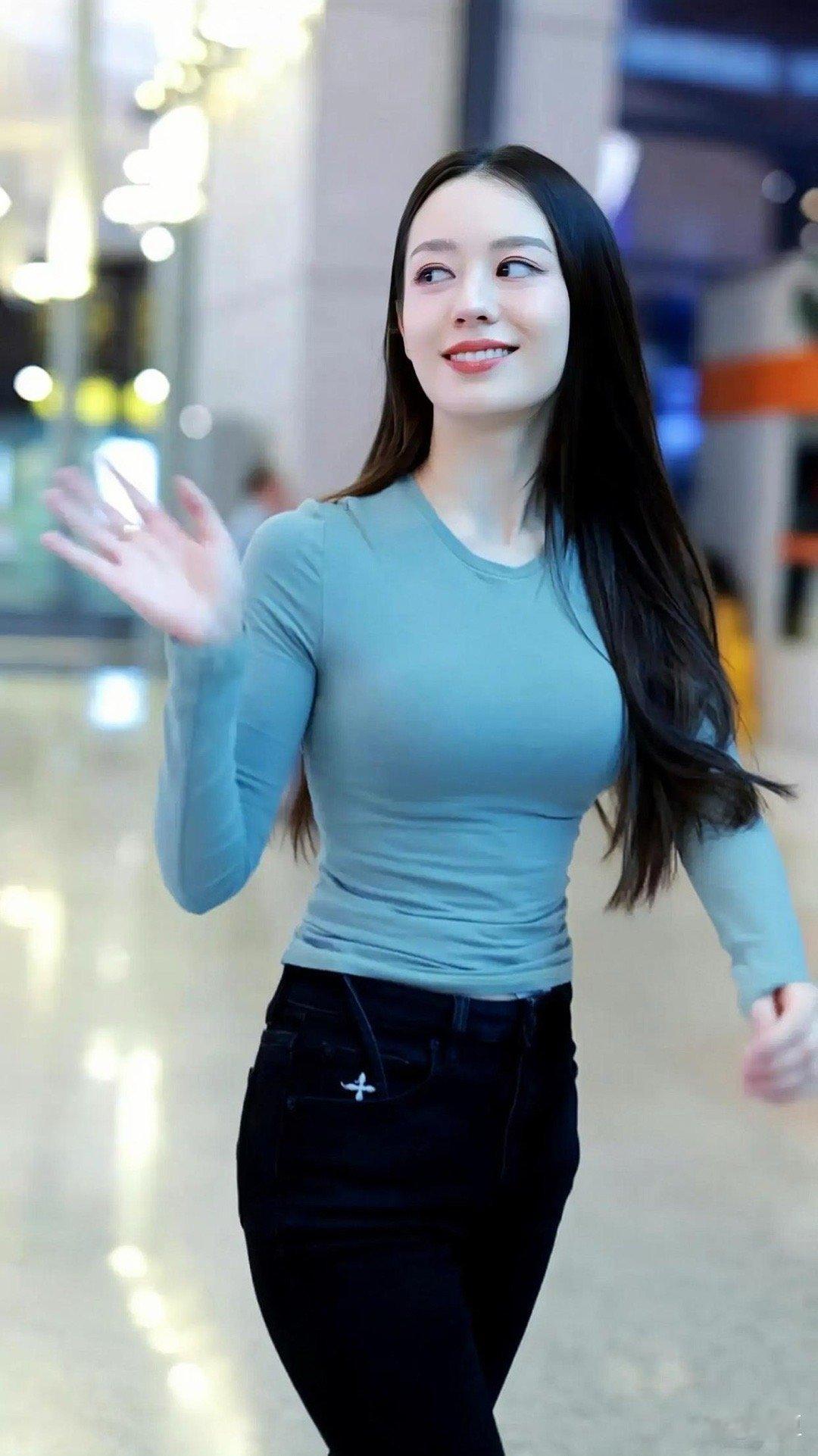 吉娜这个身材比例太绝了，状态超棒，活力满满