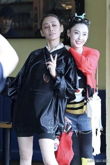张柏芝着实美丽动人。已过四十的她,依旧宛如少女。其五官精巧细致,身材纤细苗条。而