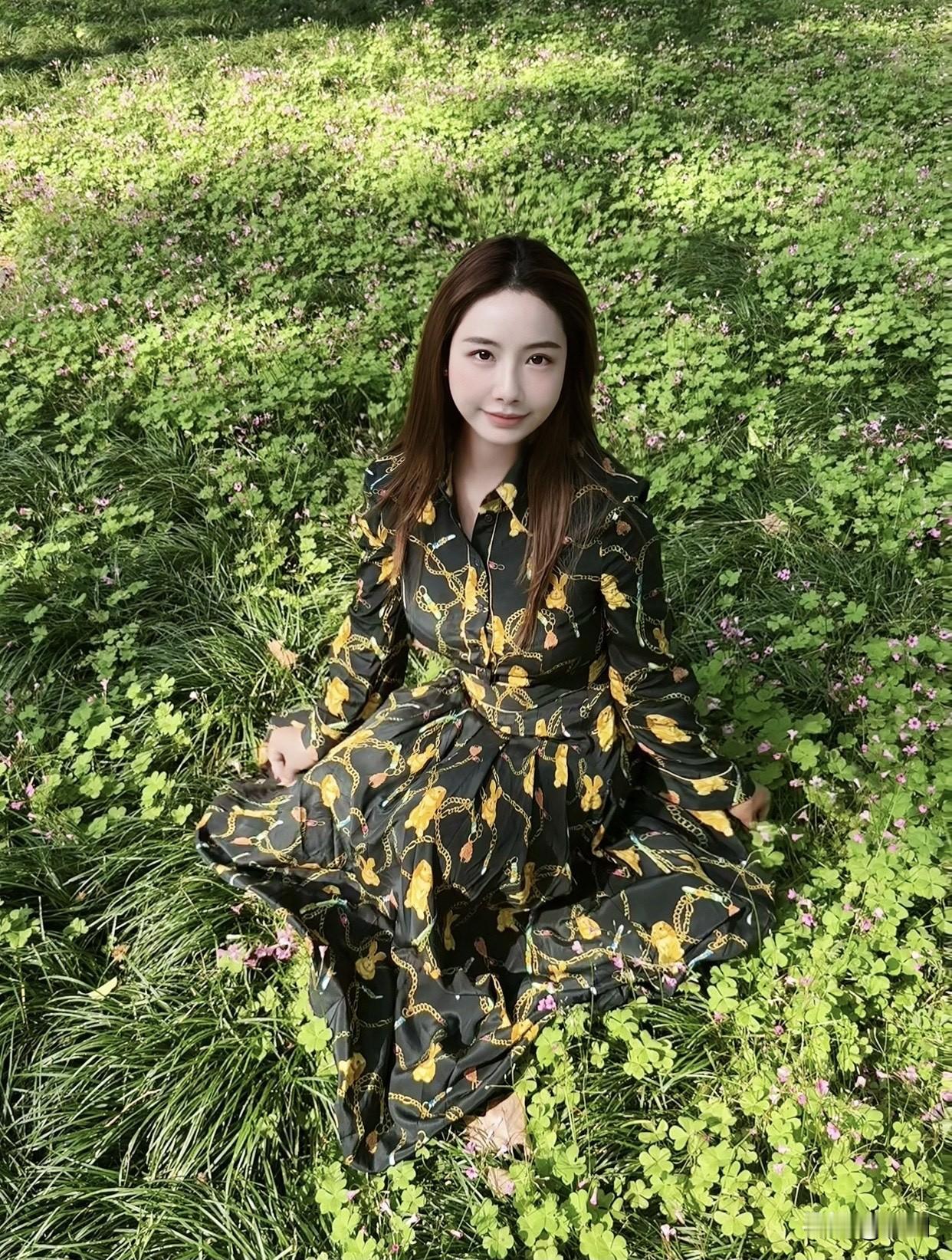 普通美女拍照能有多好看?自然好看得让人惊艳。没有浓妆艳抹，也没有复杂的背景，普普