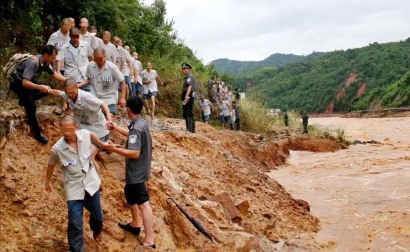 2006年，广东坪石监狱被特大暴雨围困，副监狱长看着千余名犯人，一挥手下令：“全