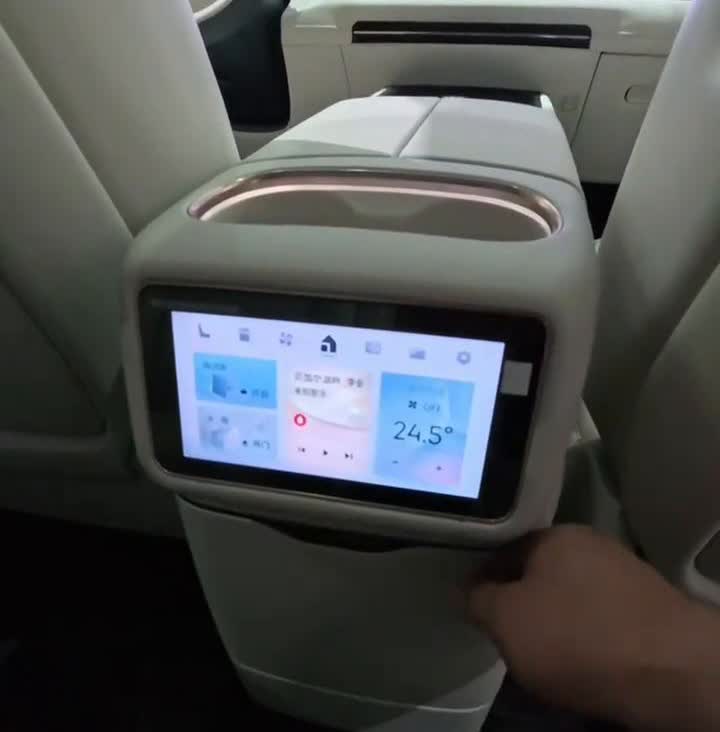 我现在就来到了领克900的第二排。这是一个阅读灯，这是一个空调出风口，这是一个拉