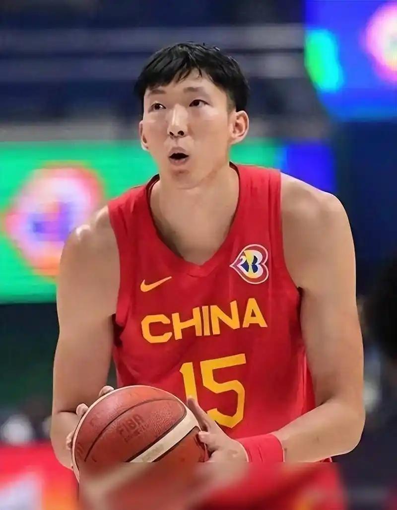 周琦这回彻底尴尬了！中国男篮官宣亚运会名单，杨瀚森和赵继伟的位置被余嘉豪和李