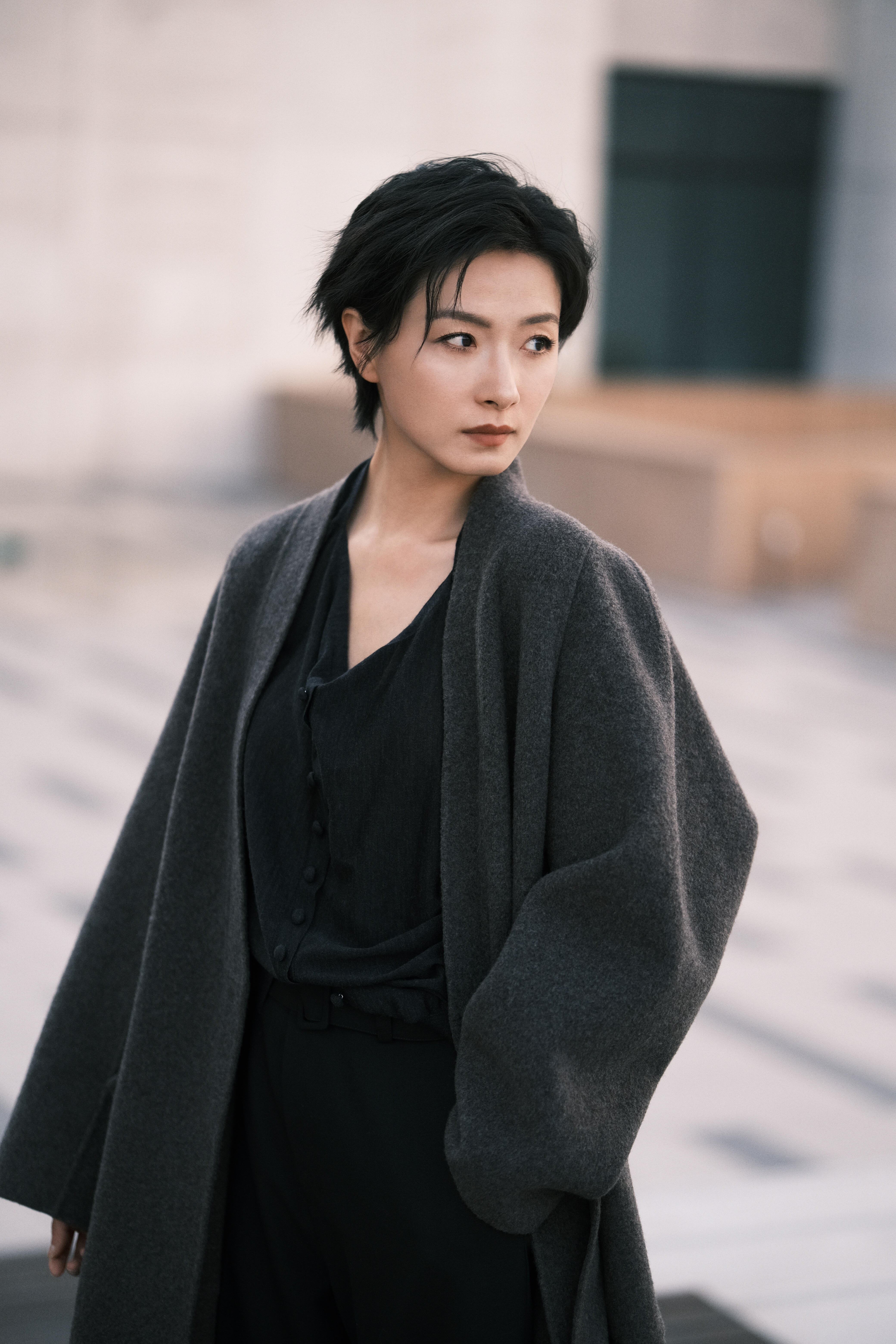 万茜好明媚的一张脸万茜的明媚，带着一种清爽的底气。它不张扬，却不容忽视；它很温