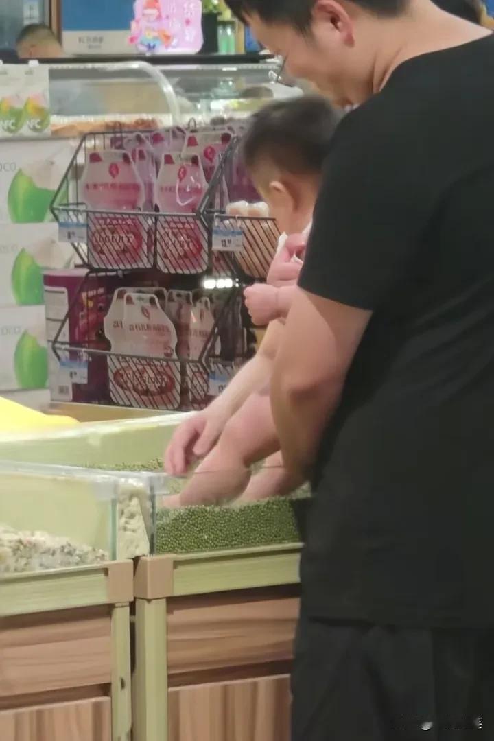 没素质！江苏一对年轻夫妻带着孩子逛超市，爸爸将孩子的脚放到售卖的绿豆框里玩耍！