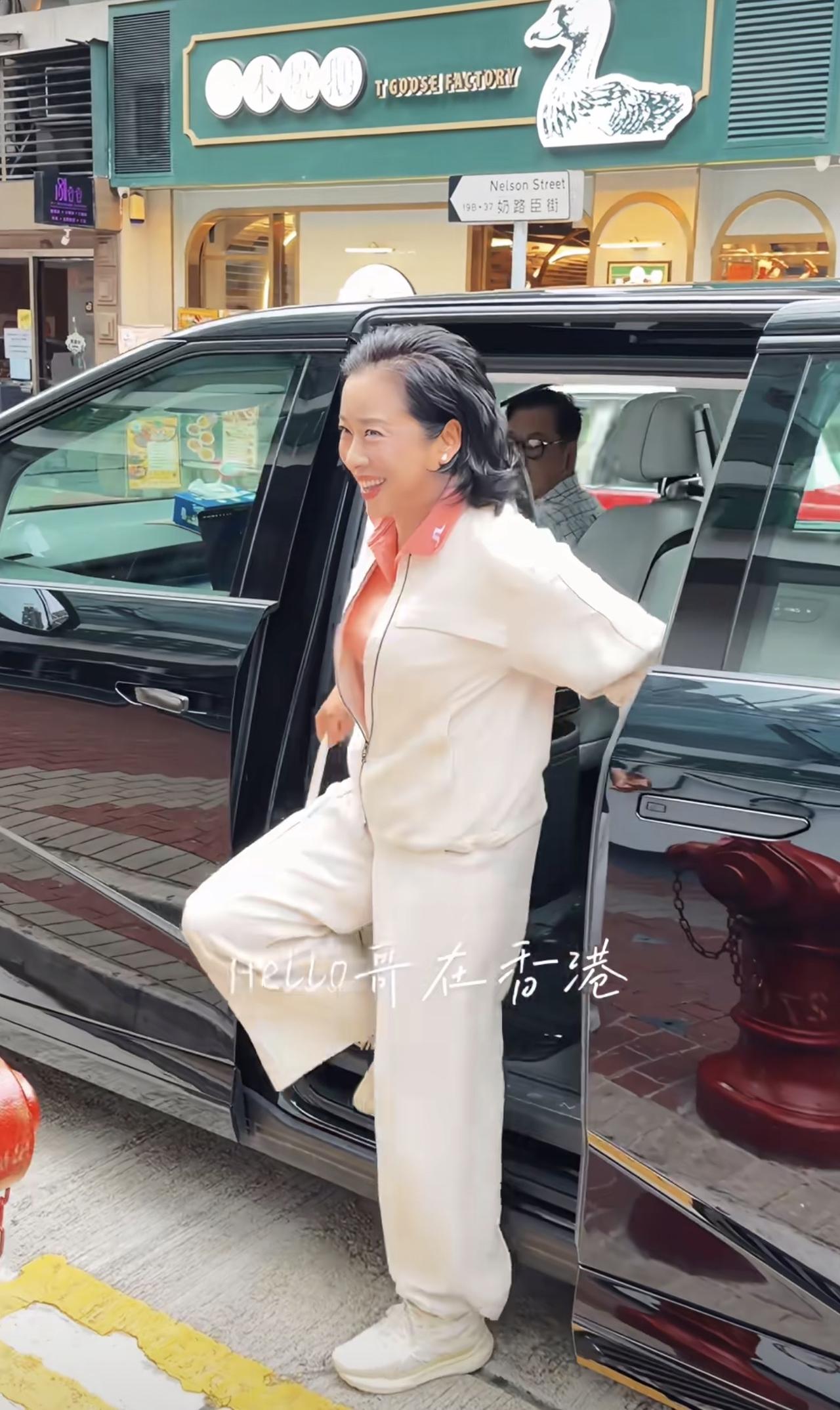 郭晶晶婆婆，67岁朱玲玲坐保姆车现身香港街头参加活动，工作人员想和她握手，她不愿