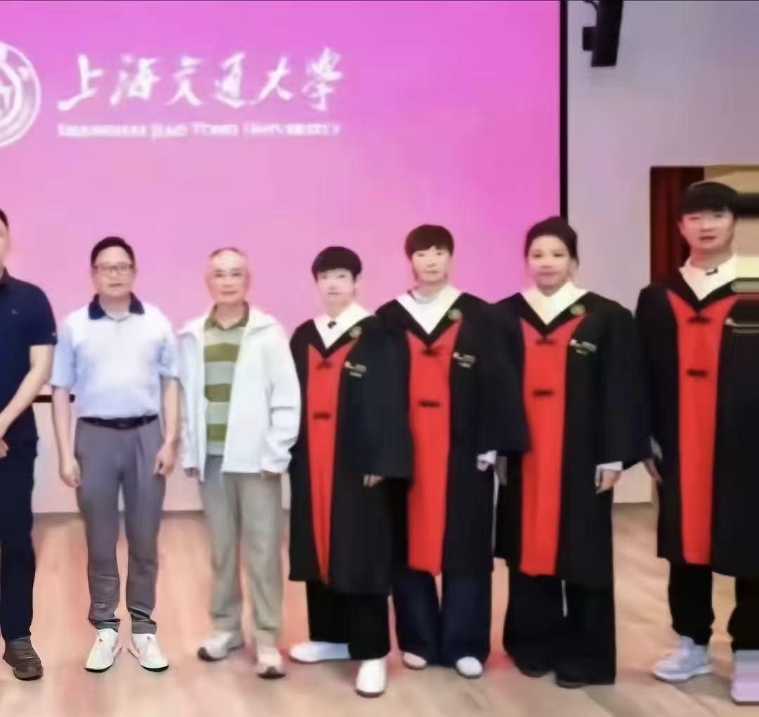 刷屏了！孙颖莎和王曼昱同时毕业，是上海交通大学的本科生了，莎莎特意去剪了一个很乖