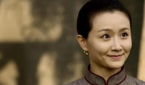 1917年，江冬秀等了13年，终于如愿嫁给胡适。新婚夜，江冬秀却让胡适睡地上，胡