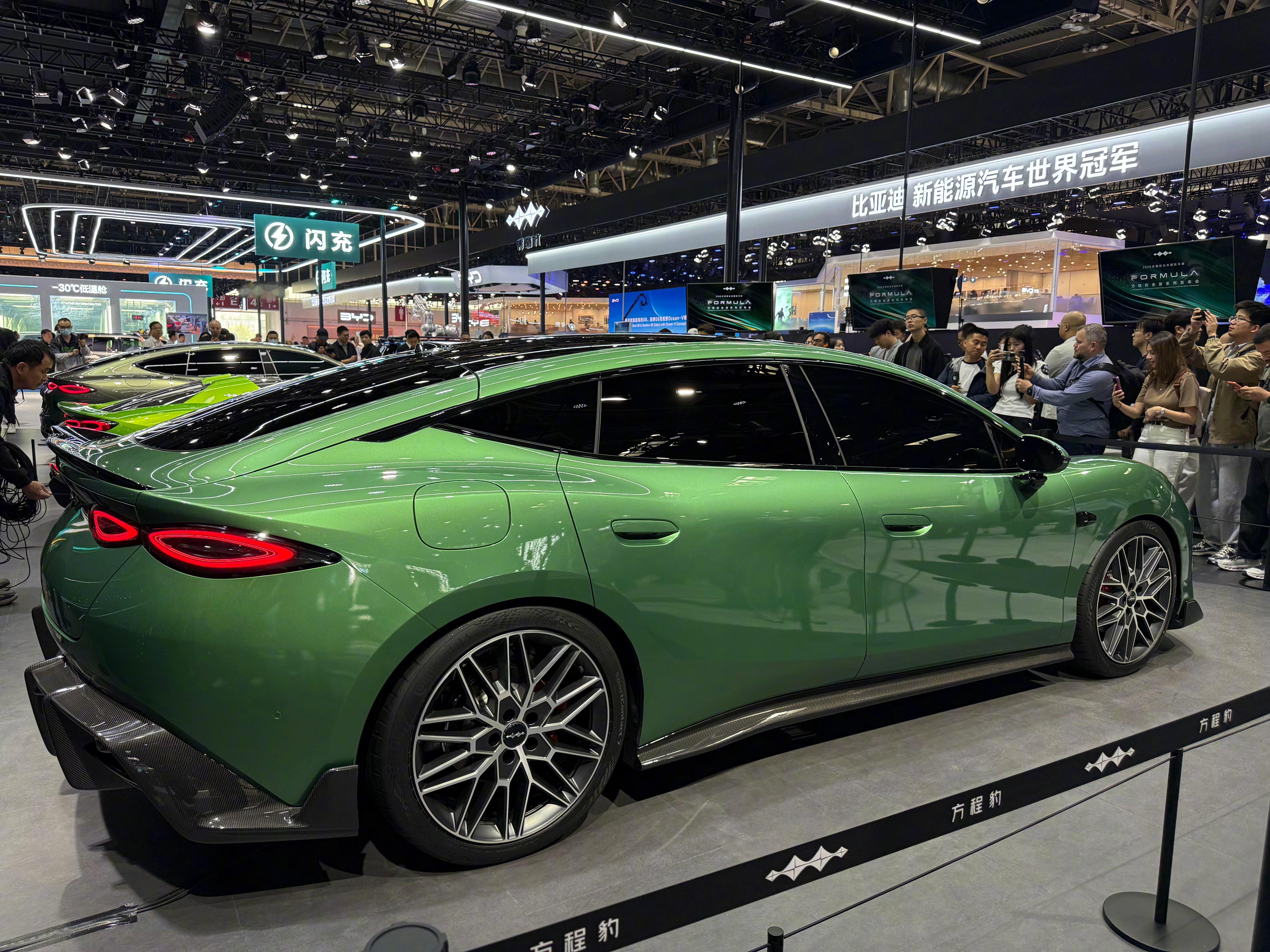 2026北京车展方程豹展台，方程S、FormulaX、方程SL三台新车。正式