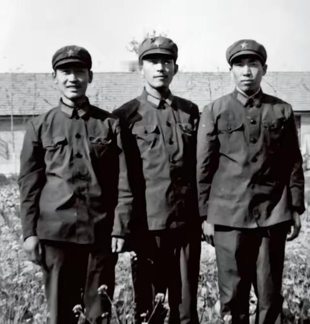 1981年底，提干失败的解放军阎连科办好退伍证后回了老家嵩县。一天，他正在田里播