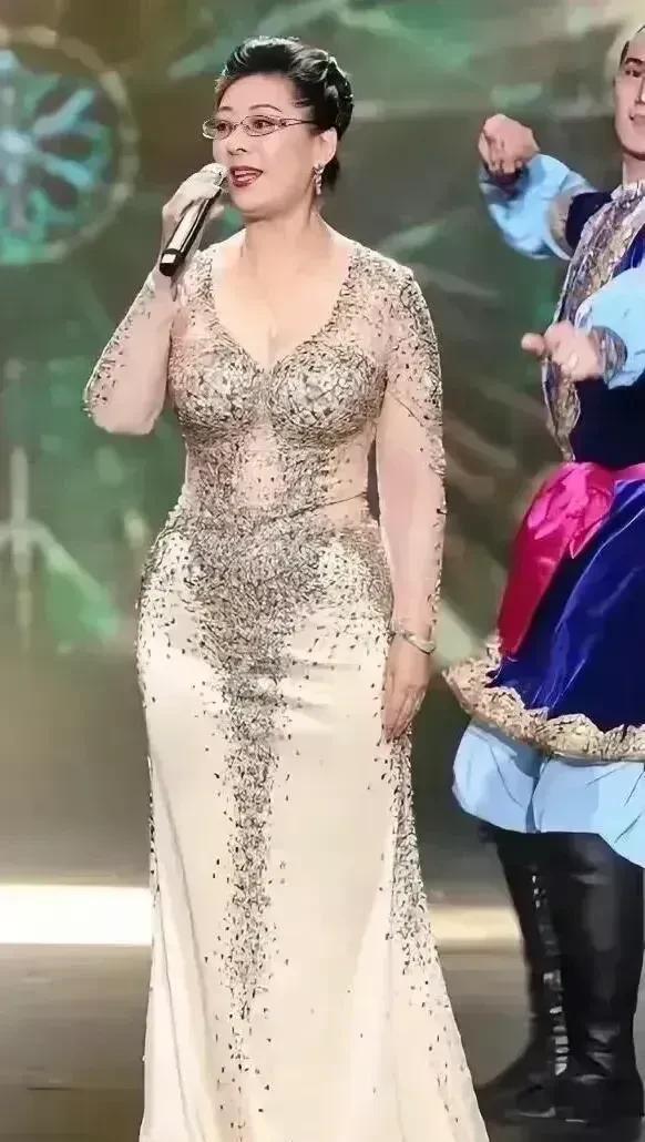 我国著名女中音歌唱家关牧村老师今年已经72岁了，还这么敢穿，还这么性感迷人。体