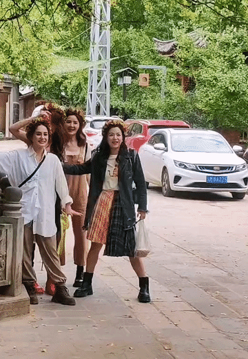 原相机下，女神们也大打折扣，阿娇最放飞，大街上看到她这样真不敢认，本来现在就矮胖