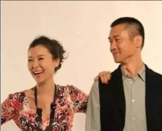 2011年，39岁的柯蓝恋上黄志忠，黄志忠不顾一切与结婚13年的琼瑶女郎何音离婚