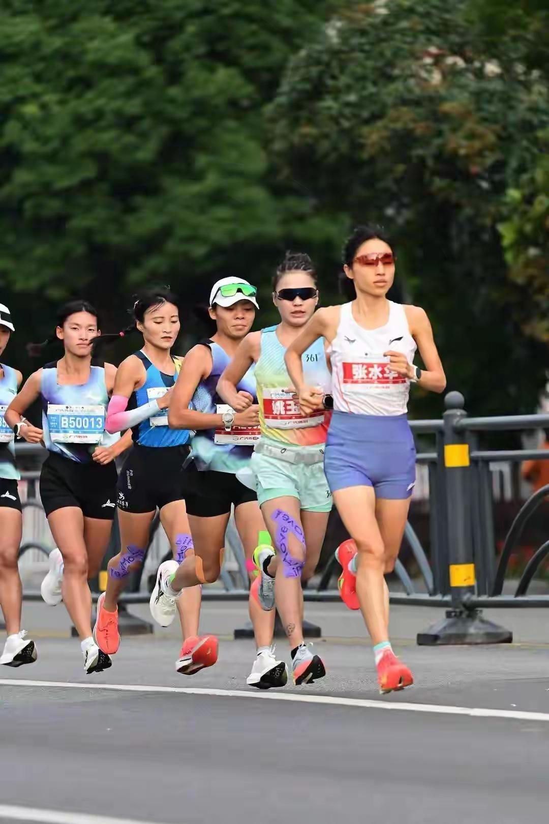 护士跑马拉松遭医院处罚，家人称已解约？50天参赛数据引质疑。近日，福建医科大学