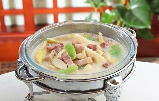 苏州人吃春笋，一口鲜掉眉毛！苏州人吃春笋，就认准一个字：鲜！春笋特别吸油